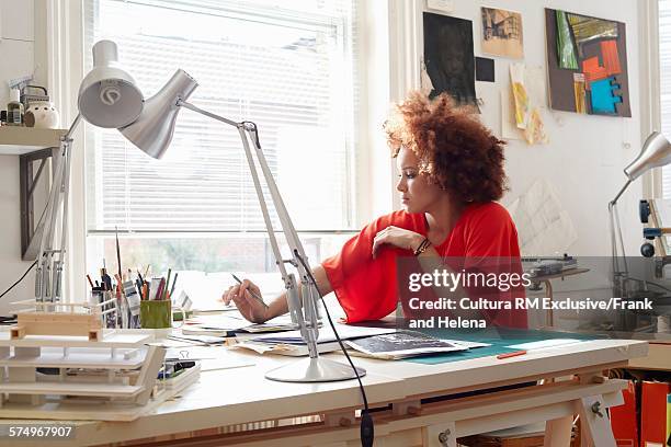 designer working in office - rm creatief stockfoto's en -beelden