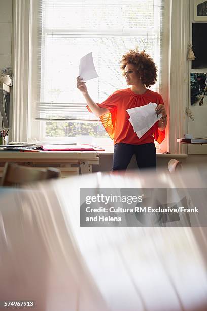 designer working in office - rm creatief stockfoto's en -beelden