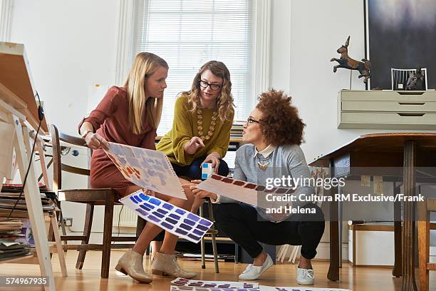 designers discussing project in office - rm creatief stockfoto's en -beelden