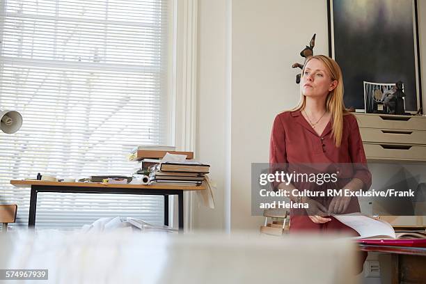 designer daydreaming in office - rm creatief stockfoto's en -beelden