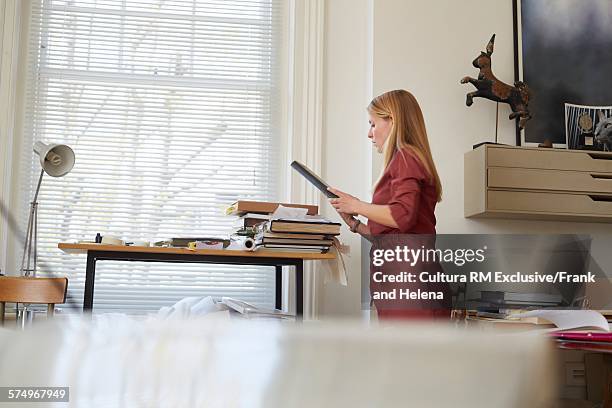 designer working in office - rm creatief stockfoto's en -beelden