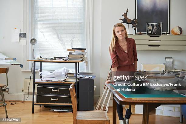 designer working in office - rm creatief stockfoto's en -beelden