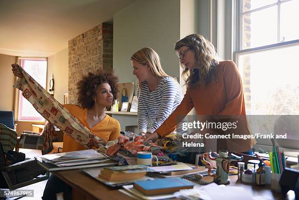 designers discussing project in office - rm creatief stockfoto's en -beelden