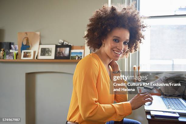 designer using laptop in office - rm creatief stockfoto's en -beelden