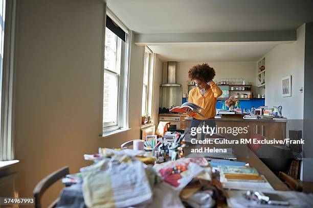 designer working in kitchen - rm creatief stockfoto's en -beelden