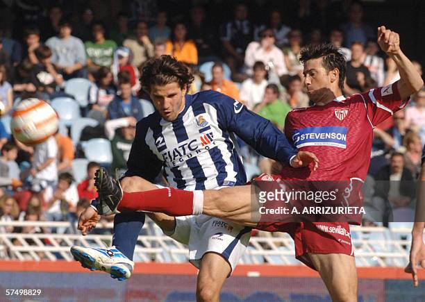 Sevilla's Jesus Navas fights for the ball with Real Sociedad's Stevanoviic, 30 April 2006, during a Spanish league football match at the Anoeta...