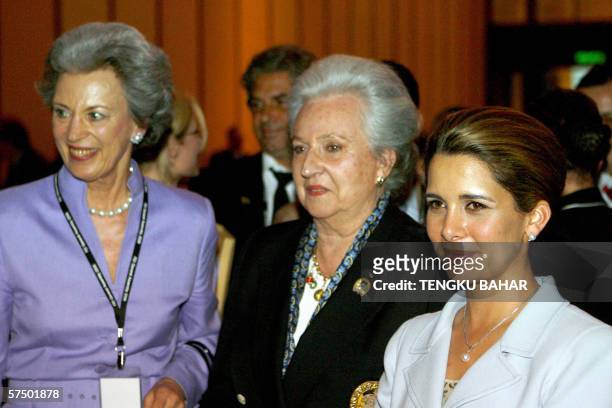 Kuala Lumpur, MALAYSIA: Princess Haya of Jordan , Princess Benedikte of Demark and Infanta Dona Pilar de Borbon pose for photographs after Princess...