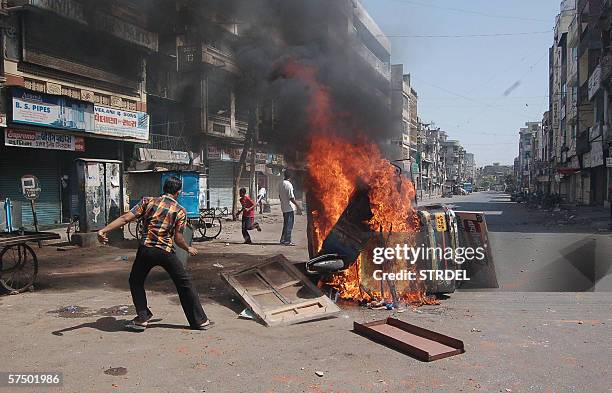 Vechile burns in the streets of the western city of Vadodara, 01 May 2006. Two people were killed when mobs of Hindus and Muslims went on a rampage...