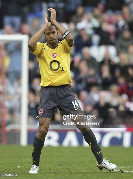 Thierry Henry of Arsenal claps the fans after being substituted during the Barclays Premiership match between Sunderland and Arsenal at the Stadium...