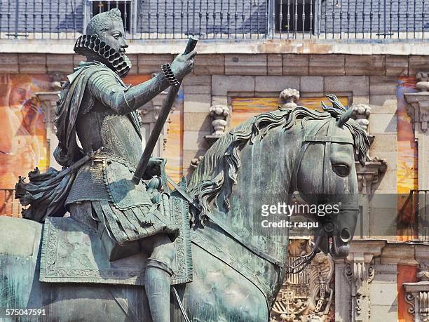 madrid, king felipe iii in the plaza mayor - statue de philippe iii photos et images de collection