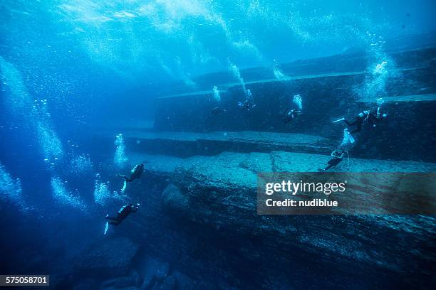 underwater pyramid - yonaguni foto e immagini stock