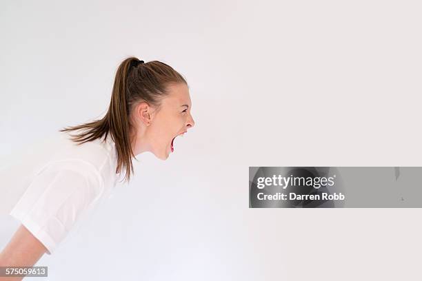 young girl screaming - rage photos et images de collection