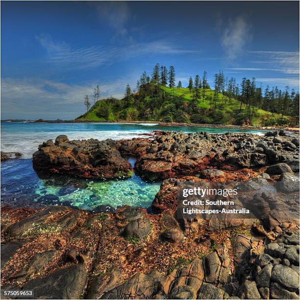 volcanic outcrops and aqua waters cresswell bay - norfolk island stock-fotos und bilder