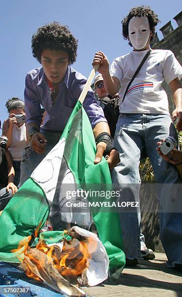 Estudiantes universitarios queman una bandera del Partido Liberacion Nacional , al cual pertenece el presidente electo Oscar Arias Sanchez, el 01 de...