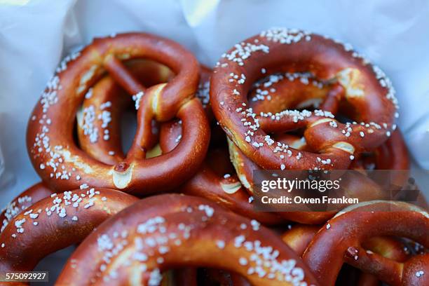 salty german pretzels - pretzel stockfoto's en -beelden