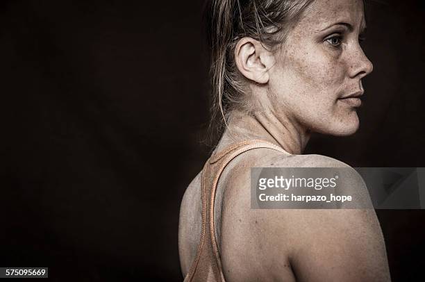 woman with dust and sweat on her back. - lentigo stockfoto's en -beelden