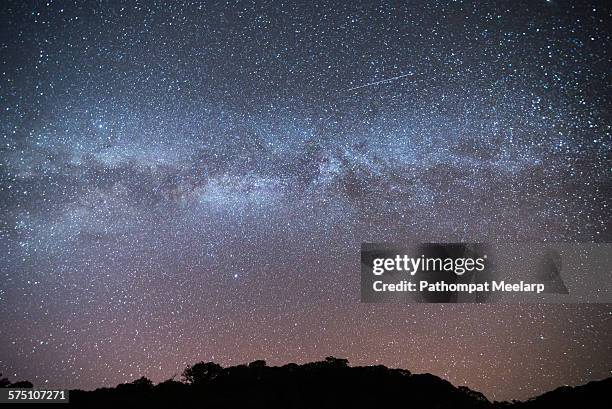 beautiful milky way with shooting star - southern hemisphere fotografías e imágenes de stock