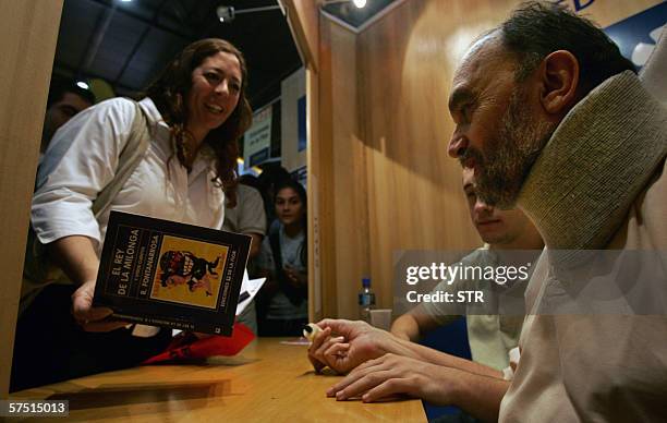 Buenos Aires, ARGENTINA: Argentine writer and humorist Roberto Fontanarrosa signs autographs at the Book Fair 28 April 2006. Fontanarrosa battles...