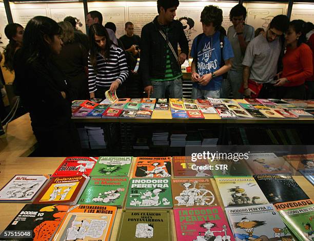 Buenos Aires, ARGENTINA: Jovenes observan ejemplares mientras forman filas frente al stand de ediciones de la Flor para conseguir que el escritor y...