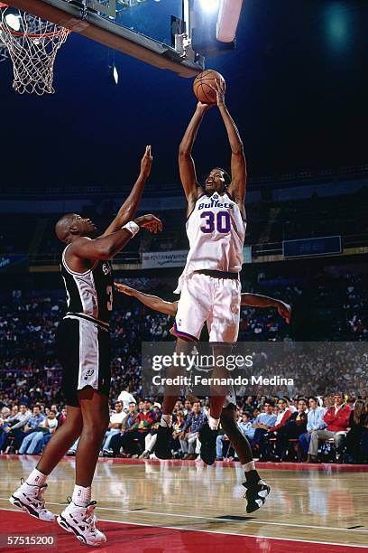 Rasheed Wallace of the Washington Bullets shoots against the San Antonio Spurs during the 1995 NBA Challenge at the Palacio de los Deportes on...