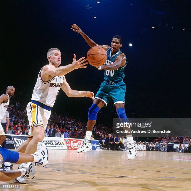 Robert Parish of the Charlotte Hornets battles for the loose ball against Chris Mullin of the Golden State Warriors during the 1994 Europe Tour at...