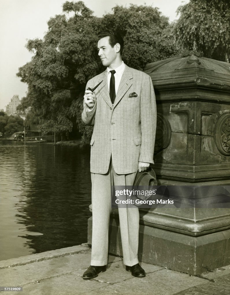 Elegante homem de fumar Cachimbo pelo Parque Lago (B & W, Retrato