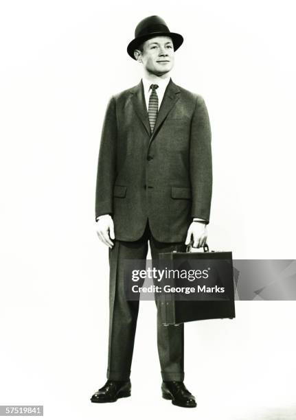 hombre de negocios de pie en un estudio, (b & p), retrato - hombres-de-mediana-edad fotografías e imágenes de stock