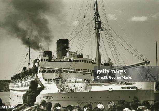 crowd watching passenger liner dock, (b&w), - quayside stock pictures, royalty-free photos & images