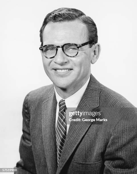 man posing in studio, (b&w), portrait - bril met hoornen montuur stockfoto's en -beelden