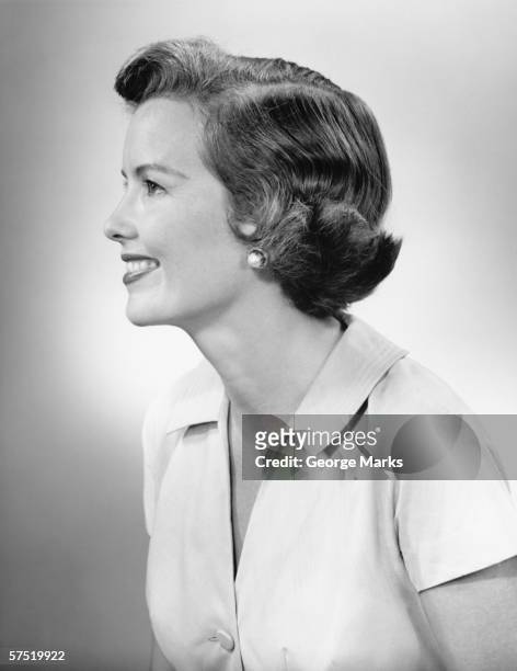 mujer joven sonriendo y posando en studio (b & p), primer plano - woman 1950 fotografías e imágenes de stock
