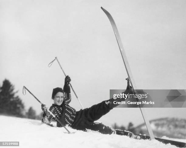 jeune femme dans la neige, skieurs fallen (b & w - 1930 photos et images de collection