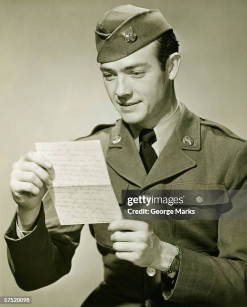 la segunda guerra mundial (world war ii ejército solider lectura carta en estudio - un solo hombre de mediana edad fotografías e imágenes de stock