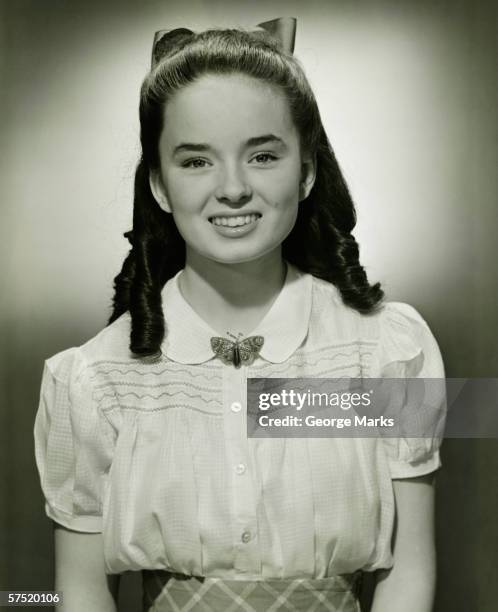 adolescente (14-15) con cabello largo, (b & p), retrato - 1940s fotografías e imágenes de stock