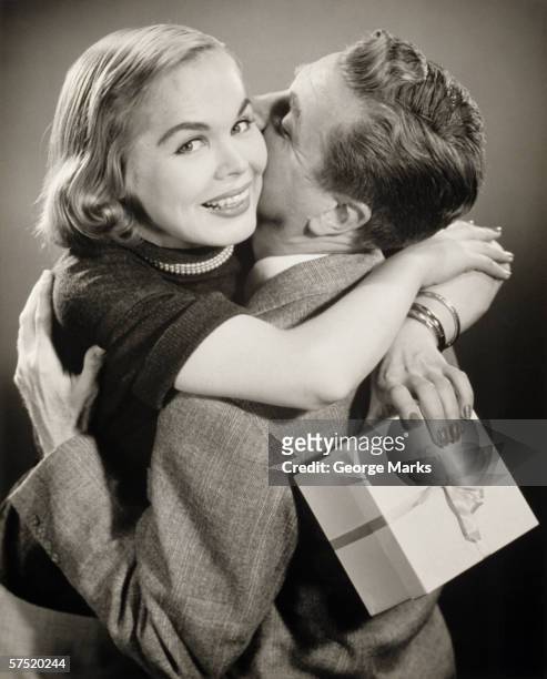 持つ女性のカップルにぴったりの、ギフト、(b &w - 1940s couple ストックフォトと画像