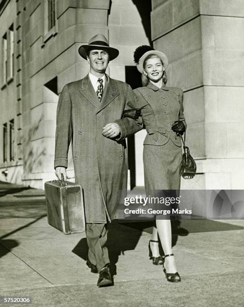 ヤングカップル歩行腕を組むにサイドウォーク（b &w - 1940s couple ストックフォトと画像