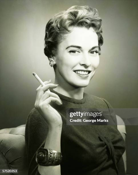 profil von lächelnde frau mit zigarette (b & w), porträt - zigarettenpause stock-fotos und bilder