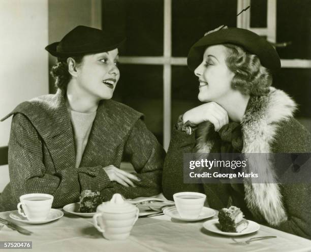 zwei junge frauen, die sich unterhalten, zu kaffee und kuchen, (b & w - 1930's stock-fotos und bilder