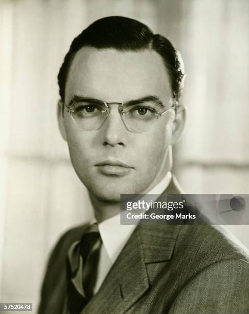 joven hombre de negocios con gafas, (b & p), retrato - george marks man fotografías e imágenes de stock