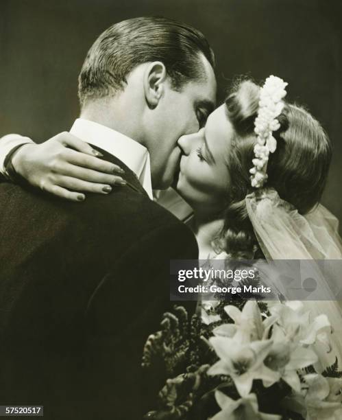 花嫁と花婿のキスでスタジオ（b &w - 1940s couple ストックフォトと画像