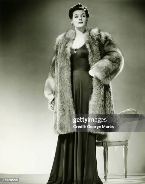 frau im pelzmantel posieren in studio (b & w), porträt - woman in fur coat stock-fotos und bilder