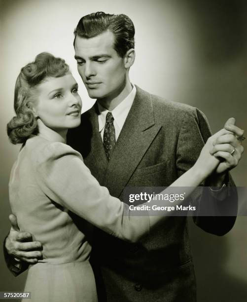 young couple dancing in studio, (b&w) - 30 40 woman stockfoto's en -beelden