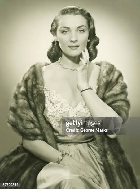 fashionable woman in evening dress and mink stole posing in studio, (b&w), portrait - mink stole shawl stockfoto's en -beelden