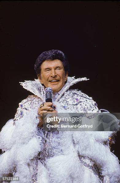 Liberace Flamboyant American piano player and entertainer Liberace sings into ...
