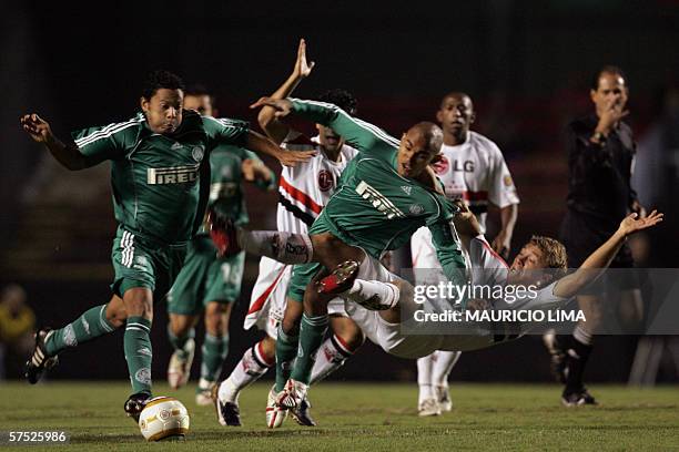 Uruguayan Diego Lugano , of Sao Paulo FC, fights with Washington and Marcinho of Palmeiras, during their Libertadores Cup football match at the...