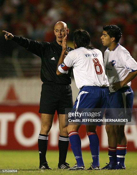 Marco Vanzini capitan de Nacional le protesta al arbitro paraguayo Carlos Torres, la anulacion, por segunda vez, de un gol de su equipo a...