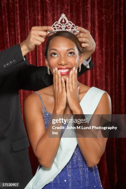 beauty queen receiving her crown - schoonheidswedstijd stockfoto's en -beelden