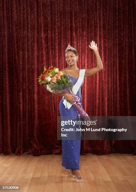beauty queen waving to the audience - schoonheidswedstijd stockfoto's en -beelden