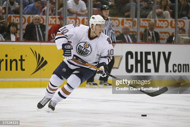 Shawn Horcoff of the Edmonton Oilers plays the puck against the Detroit Red Wings during game 2 of the NHL Stanley Cup Playoff's Western Conference...