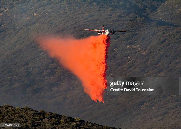 air tanker on a brush fire - fire retardant stock pictures, royalty-free photos & images