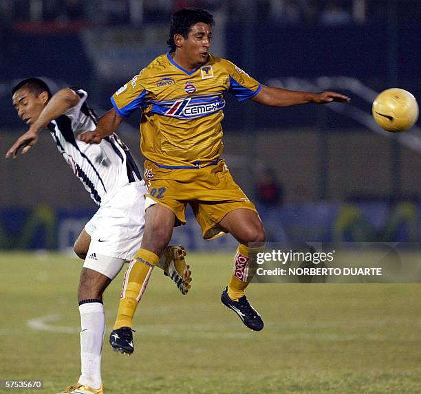 Alfredo Moreno de Tigres de Mexico, disputa el balon con Osvaldo Martinez, de Libertad de Paraguay, en partido de octavos de final de Copa...